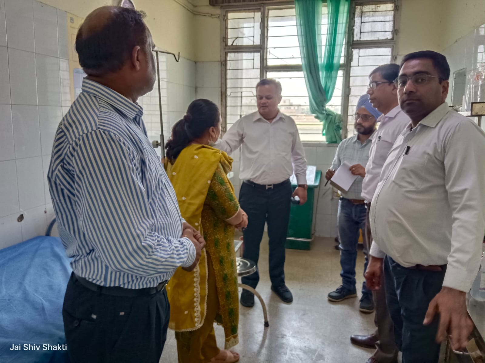 सिविल सर्जन डॉ. संजय गोयल ने मरीजों की स्वास्थ्य सुविधाओं का जायजा लिया